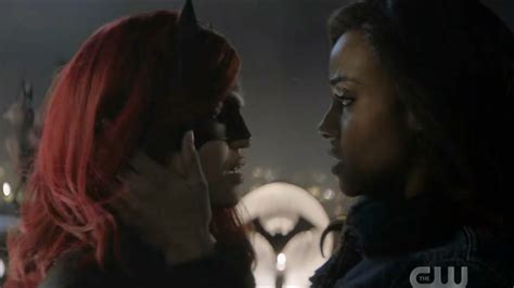 Batwoman Season 1 Episode 13 (the kiss) - YouTube