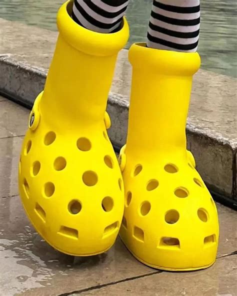 Une Crocs x MSCHF Big Yellow Boot aux pieds de Tommy Cash - Le Site de la Sneaker