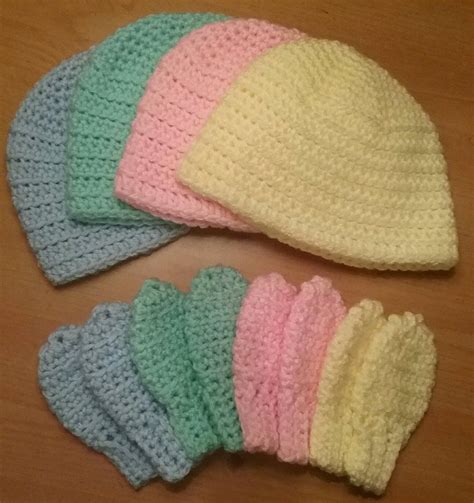 Little Souls Newborn Beanie &Thumbless Mittens- Free Pattern – Crochet On The Brain | Tricot et ...