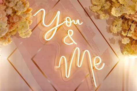 Our Favorite Neon Wedding Sign Ideas | Wedding Spot Blog