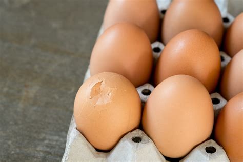 10 mistakes you're likely making when cracking eggs