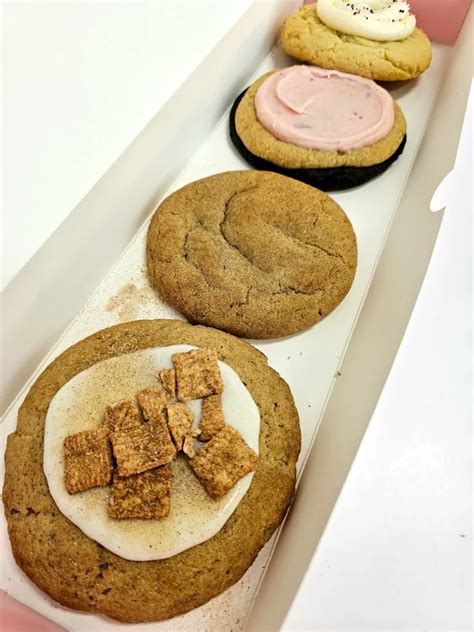 Crumbl Cookie Review: Vanilla Glaze ft. Cinnamon Toast Crunch, Birthday ...