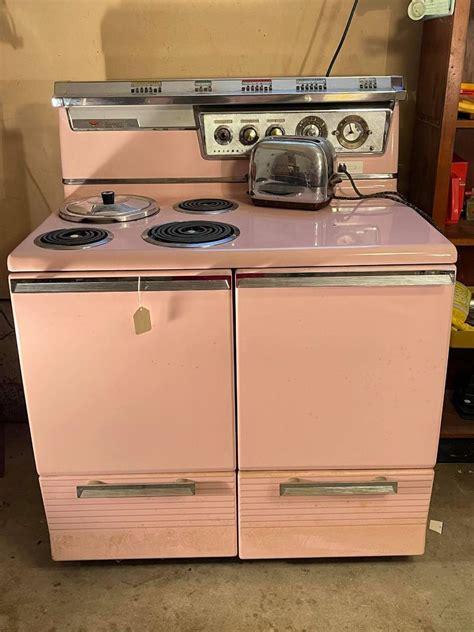 Lot 1: Amazing Pink Stove | EstateSales.org