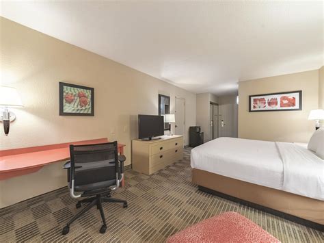 La Quinta Inn & Suites by Wyndham Fairfield NJ | Fairfield, NJ Hotels