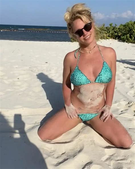 Britney Spears posts full-frontal nude photo in protest after conservatorship