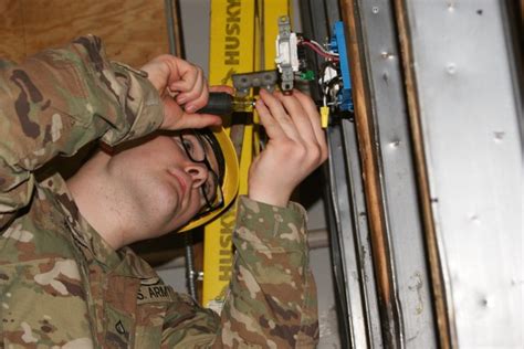 'Light me up': Soldiers power through Interior Electrician training ...