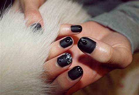 From: http://freakynails.tumblr.com/ black matte w/ drips Black Nails With Glitter, Matte Black ...