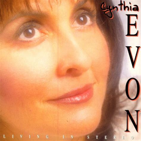 Reproducir Living In Stereo de Cynthia Evon en Amazon Music