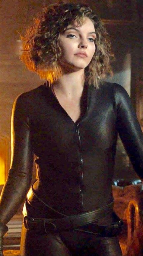 When Selina went full Catwoman with the suit and everything in season 4 ...