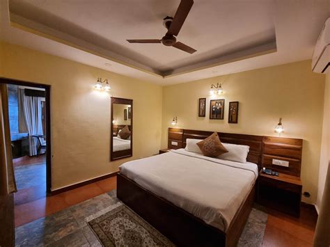 Spacious romantic fireplace rooms on top - Nandini Villa