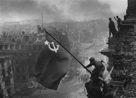 Le drapeau russe au dessus du Reichstag allemand en 1945 - Art21