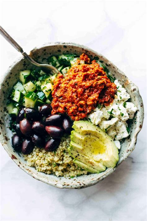 Mediterranean Quinoa Bowls with Roasted Red Pepper Sauce | Pinch of Yum | Bloglovin’