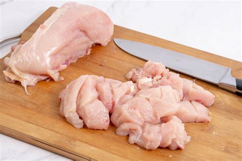 Sliced Raw Chicken meat on the cutting board - Creative Commons Bilder