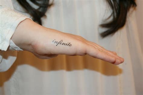 Finger Tattoo: Ideen für Mann und Frau + beliebte Motive mit Symbolik