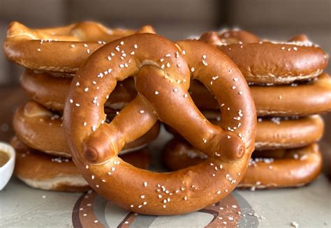 Bavarian Soft Pretzel Twist (3 oz) – Milwaukee Pretzel Co.