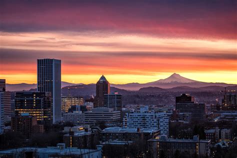 A colorful sunrise in Portland, Oregon [oc][2048x1365] : r/Portland