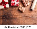 Photo of Christmas present on wooden table | Free christmas images