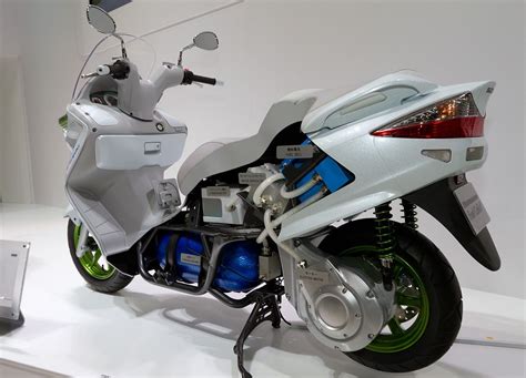 Suzuki Burgman Fuel Cell cutaway model 2011 Tokyo Motor Show - Electric ...