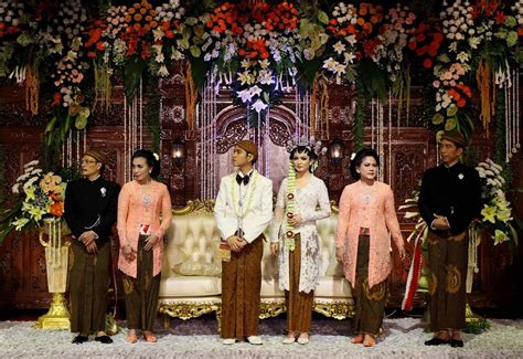 Be Enamored with the Traditional Wedding of Gibran Rakabuming Raka and Selvi Ananda - Bridestory ...