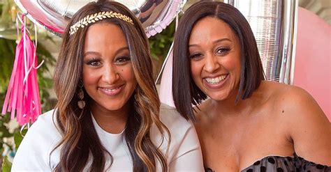 Tia & Tamera Mowry Look Stunning in Promotional Photo from 'Seventeen ...