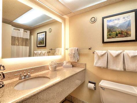 17 Hotel Rooms with Jacuzzi in Gatlinburg - Anna's Guide