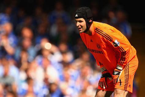 Kenapa Petr Cech Pakai Helm Pelindung? Penampilan Nyentrik Kiper Ikonik