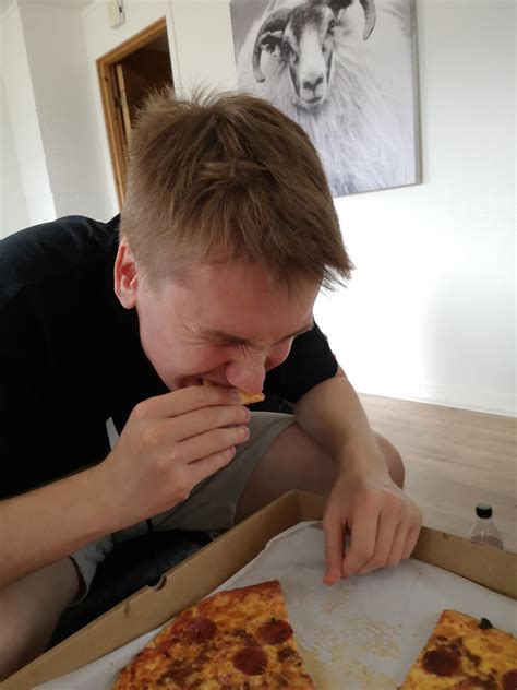 Cheat pizza 🍕 : r/PicturesOfJonEating