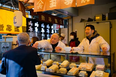 These are the street food you must try at Tsukiji Market | Japan street ...