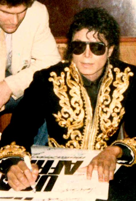 File:Michael Jackson autographing 'We Are The World' posters 1985.jpg - Wikimedia Commons