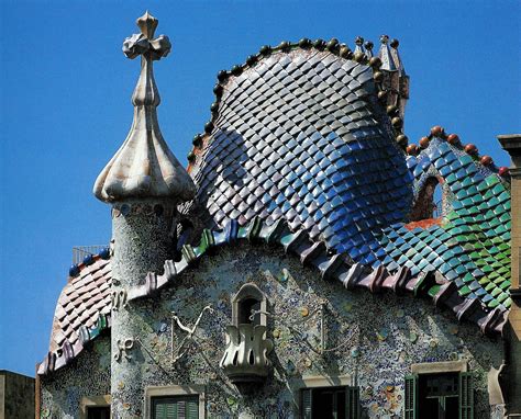 Tejado de la casa Batlló de Gaudí. "El dragón". | Gaudi, Trencadis ...