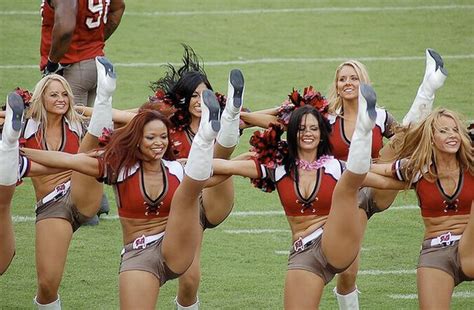 Sexy Cheerleaders High Kicking (51 pics)