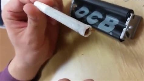 How To Roll a Cigarette Using a Rolling Machine - YouTube