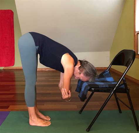 3-Minute Standing Sequence #2: UTTANASANA – Right to Joy