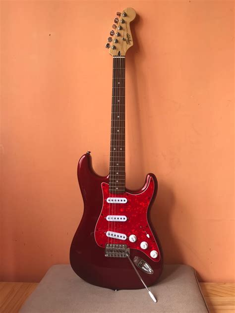 Squier Vintage Modified Stratocaster SSS Metallica Red, Hobbies & Toys ...