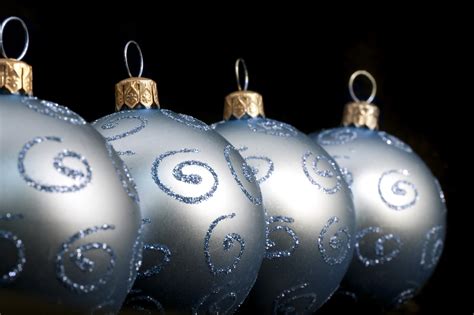 Photo of Christmas balls with glitter curlicues | Free christmas images