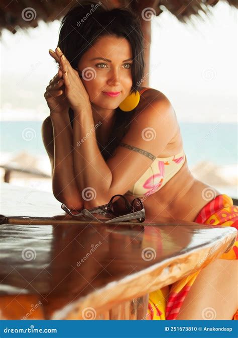 Jolie Femme En Bikini Assis Dans Le Bar En Bord De Mer Photo stock - Image du fille, sain: 251673810