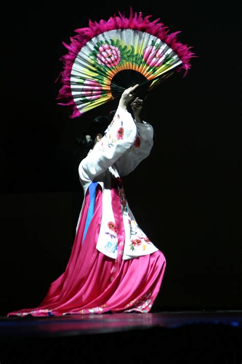 File:Korean.Dance-Buchaechum-02.jpg - Wikimedia Commons