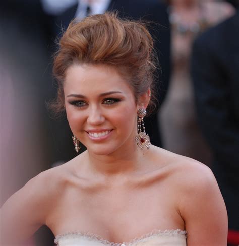 Archivo:Miley Cyrus @ 2010 Academy Awards (cropped).jpg - Wikipedia, la enciclopedia libre