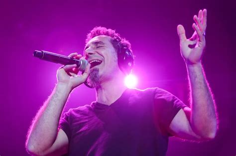 “Músicas pesadas no estilo do SOAD”, Serj Tankian fala sobre seu novo ...