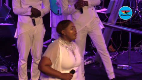 Lebo Sekgobela delivers powerful worship songs at Tehillah Experience 2019 - YouTube