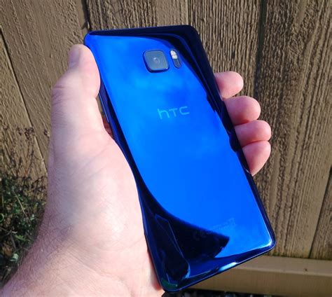 HTC U Ultra review: This gorgeous device is just too big, shiny and expensive | ZDNET