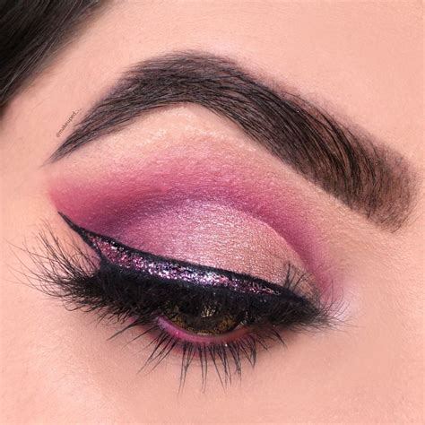 Pink Cut Crease Eye Makeup | Pink eye makeup, Eye makeup, Cut crease eye makeup