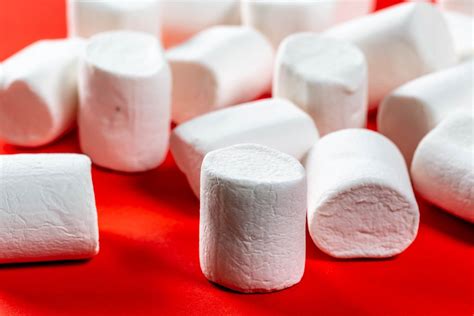 White marshmallow close-up on red background - Creative Commons Bilder