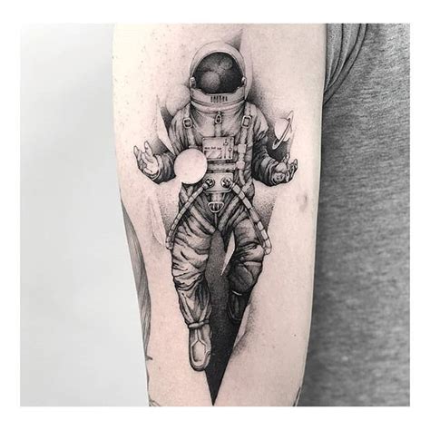 dark astronaut tattoo | Tatuagem espacial, Tatuagem de astronomia ...