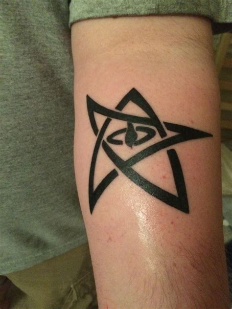 My boyfriend's Elder sign tattoo. | Tatuagem geek, Tatuagem