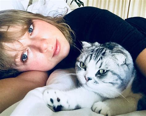 Taylor Swift's Cutest Photos with Her Cats, Benjamin Button, Olivia and Meredith
