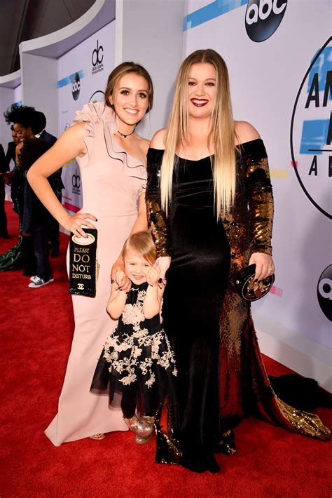 Kelly Clarkson Walks AMAs Red Carpet With Her Daughters, Teases ...