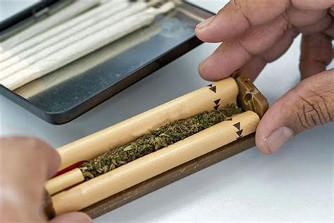 Rolling by Hand or With a Joint Roller Machine- Which is Best? | LOOKAH