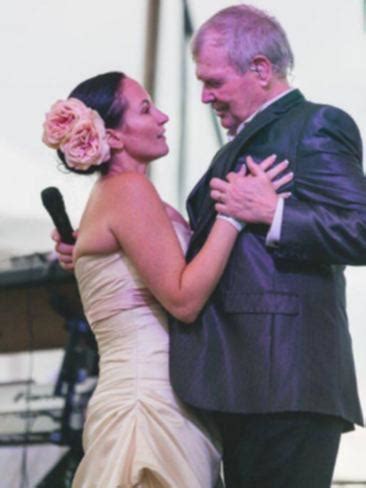 Perth newlyweds have first dance on stage at John Farnham concert | PerthNow