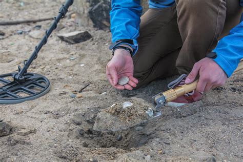 Finding Coins With A Metal Detector in 2022 | TreasureHunting.TV